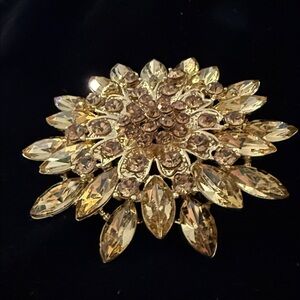 Elegant Gold Floral Brooch